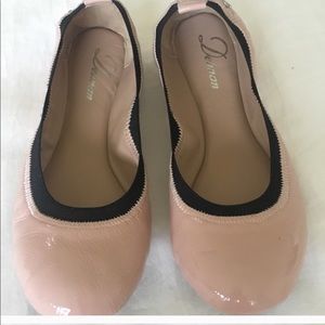 Delman . Round toe flats